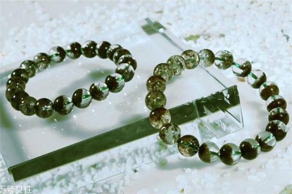 綠幽靈水晶怎么分真假 這些細(xì)節(jié)要當(dāng)心 綠幽靈水晶怎么分真假 這些細(xì)節(jié)要當(dāng)心