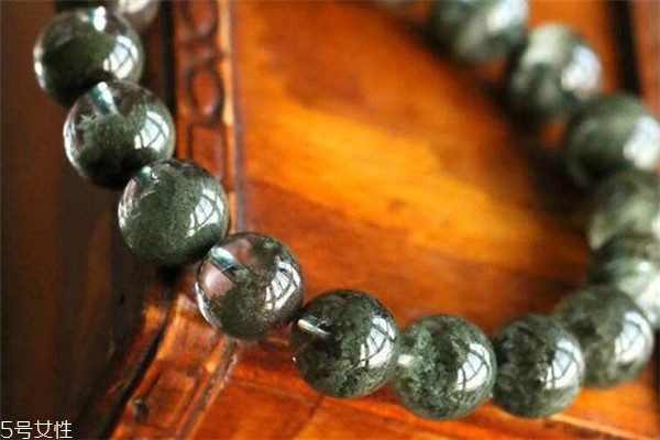 綠幽靈水晶怎么分真假 這些細(xì)節(jié)要當(dāng)心 綠幽靈水晶怎么分真假 這些細(xì)節(jié)要當(dāng)心