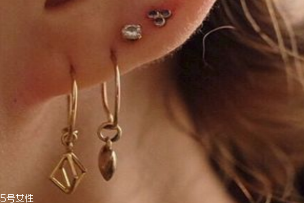 耳環(huán)怎么搭配好看 現(xiàn)代版一耳三鉗戴法示范給你看 耳環(huán)怎么搭配好看 現(xiàn)代版一耳三鉗戴法示范給你看