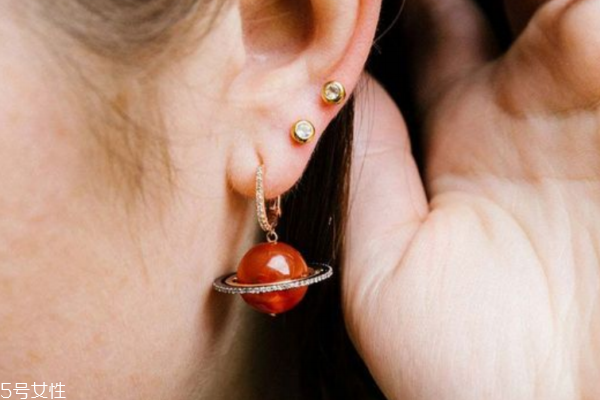 耳環(huán)怎么搭配好看 現(xiàn)代版一耳三鉗戴法示范給你看 耳環(huán)怎么搭配好看 現(xiàn)代版一耳三鉗戴法示范給你看