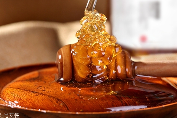 洋槐蜜怎么分辨真假 學(xué)會這幾個方法包你會認(rèn) 洋槐蜜怎么分辨真假 學(xué)會這幾個方法包你會認(rèn)