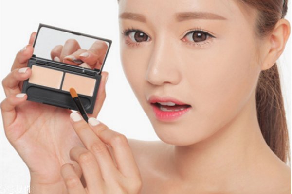 皮膚油怎么化妝 油皮化妝小技巧 皮膚油怎么化妝 油皮化妝小技巧