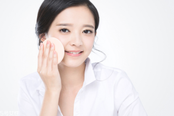 皮膚油怎么化妝 油皮化妝小技巧 皮膚油怎么化妝 油皮化妝小技巧