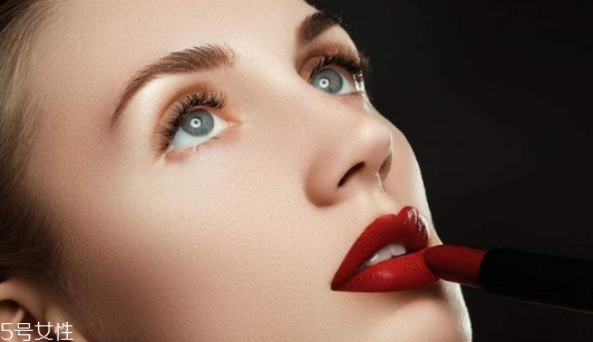 皮膚油怎么化妝 油皮化妝小技巧 皮膚油怎么化妝 油皮化妝小技巧