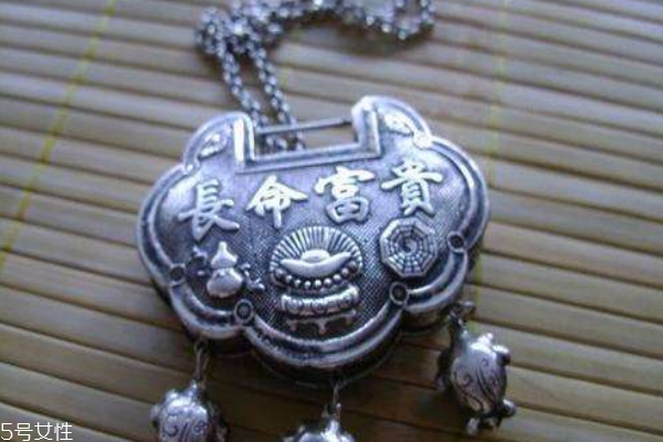 長(zhǎng)命鎖一般由什么人送 有很多講究
