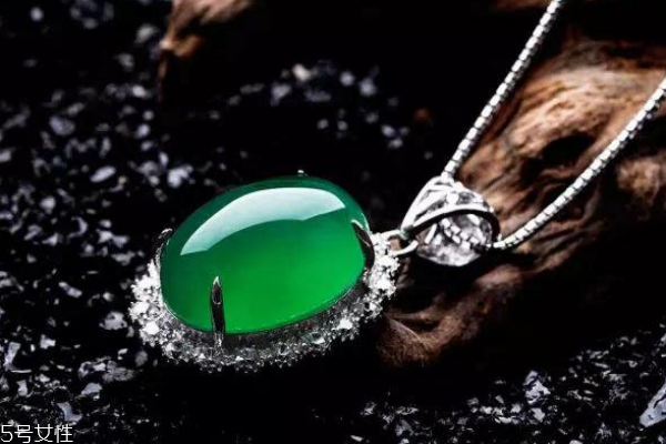 帝王綠翡翠價(jià)格多少 屬于高檔翡翠 帝王綠翡翠價(jià)格多少 屬于高檔翡翠