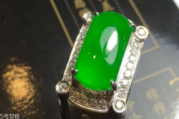 帝王綠翡翠價(jià)格多少 屬于高檔翡翠 帝王綠翡翠價(jià)格多少 屬于高檔翡翠