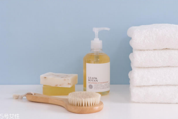 氨基酸沐浴露為什么假滑 氨基酸沐浴露洗不干凈的原因 氨基酸沐浴露為什么假滑 氨基酸沐浴露洗不干凈的原因