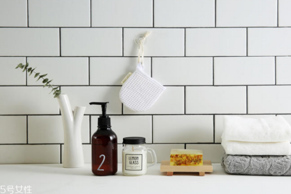 氨基酸沐浴露為什么假滑 氨基酸沐浴露洗不干凈的原因 氨基酸沐浴露為什么假滑 氨基酸沐浴露洗不干凈的原因