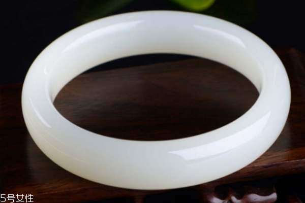 阿富汗玉和和田玉的區(qū)別 要學會辨認 阿富汗玉和和田玉的區(qū)別 要學會辨認