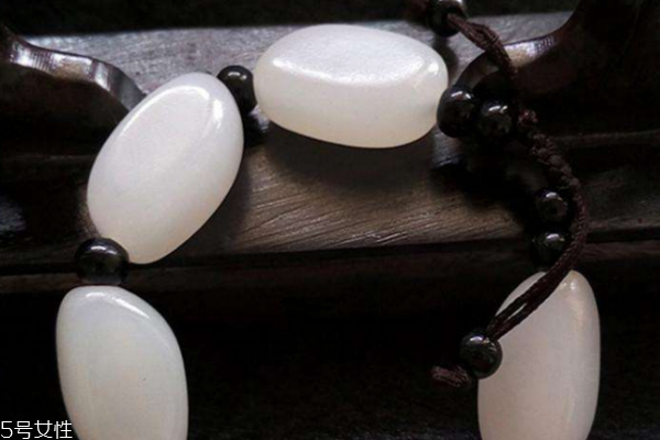 阿富汗玉和和田玉的區(qū)別 要學會辨認 阿富汗玉和和田玉的區(qū)別 要學會辨認