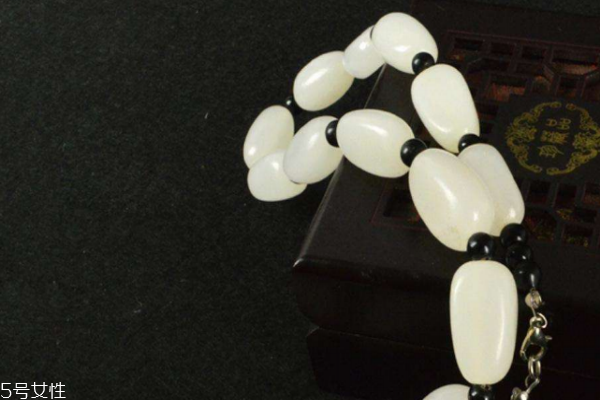 阿富汗玉和和田玉的區(qū)別 要學會辨認 阿富汗玉和和田玉的區(qū)別 要學會辨認