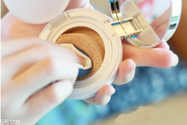 粉底霜太干了怎么辦 使用粉底霜需注意 粉底霜太干了怎么辦 使用粉底霜需注意