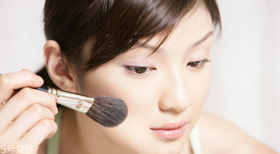 粉底霜適合什么膚質(zhì) 粉底霜適合油性膚質(zhì) 粉底霜適合什么膚質(zhì) 粉底霜適合油性膚質(zhì)
