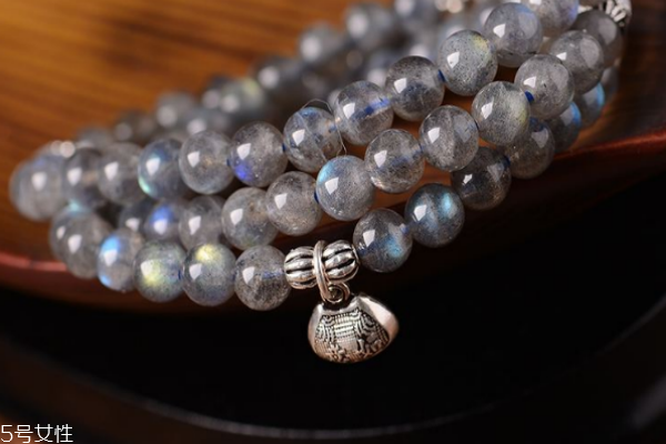 拉長(zhǎng)石和月光石的區(qū)別 要學(xué)會(huì)區(qū)分 拉長(zhǎng)石和月光石的區(qū)別 要學(xué)會(huì)區(qū)分