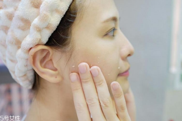 換季臉干的起皮怎么辦 3招助你告別換季干荒 換季臉干的起皮怎么辦 3招助你告別換季干荒
