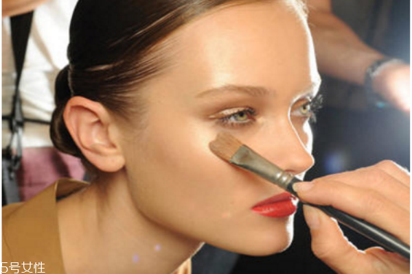 怎么打粉底才顯的自然 靠底妝你就能成為女一號 怎么打粉底才顯的自然 靠底妝你就能成為女一號