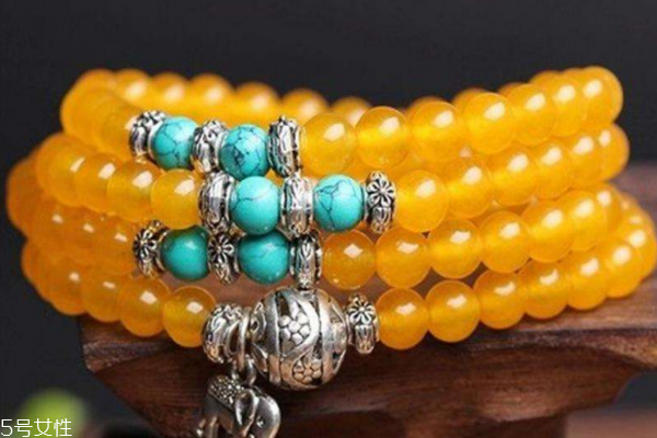 黃瑪瑙和蜜蠟的區(qū)別 兩者完全不同 黃瑪瑙和蜜蠟的區(qū)別 兩者完全不同