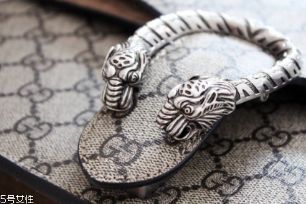 gucci酒神包怎么打開(kāi) 虎頭有玄機(jī) gucci酒神包怎么打開(kāi) 虎頭有玄機(jī)