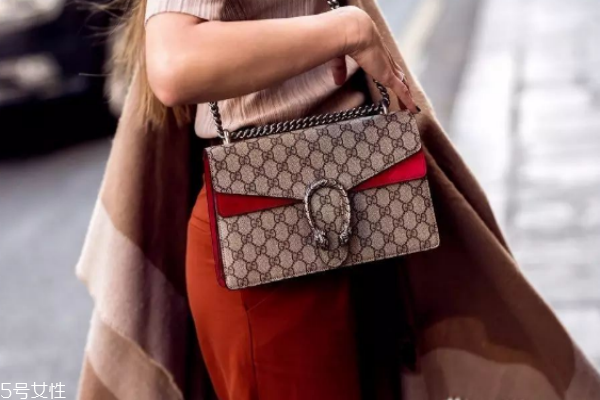 gucci酒神包怎么打開(kāi) 虎頭有玄機(jī) gucci酒神包怎么打開(kāi) 虎頭有玄機(jī)
