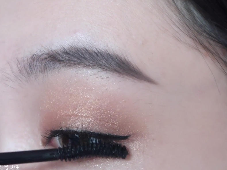 眼妝怎么畫顯得溫柔 僅需4步的溫柔奶茶棕眼妝 眼妝怎么畫顯得溫柔 僅需4步的溫柔奶茶棕眼妝