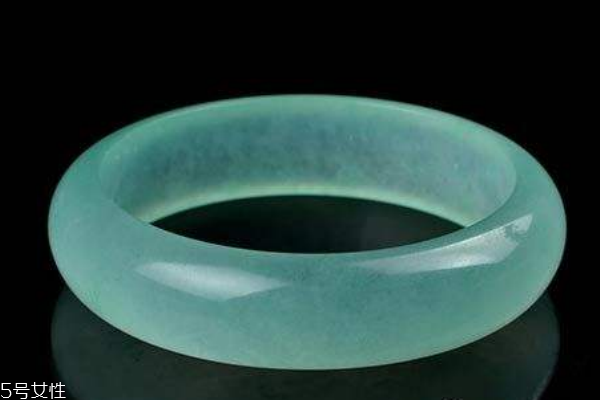 巴山玉和翡翠的區(qū)別 翡翠價(jià)值更高 巴山玉和翡翠的區(qū)別 翡翠價(jià)值更高