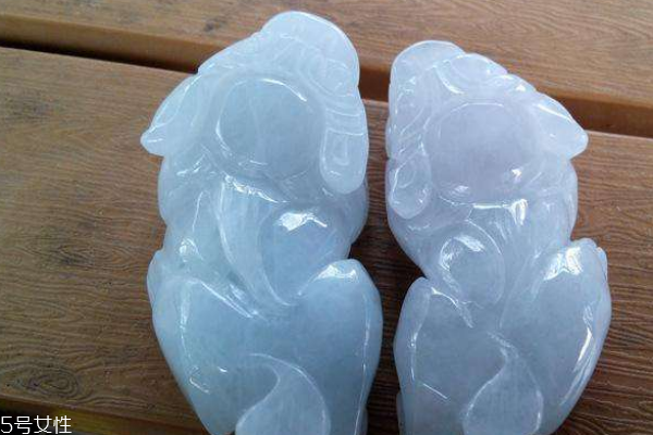 巴山玉和翡翠的區(qū)別 翡翠價(jià)值更高 巴山玉和翡翠的區(qū)別 翡翠價(jià)值更高