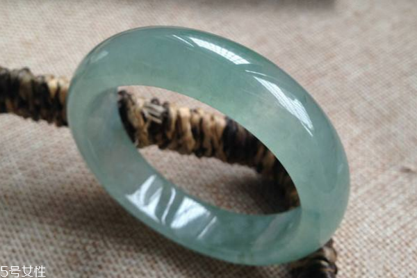 晴水翡翠手鐲價格 上千元起步