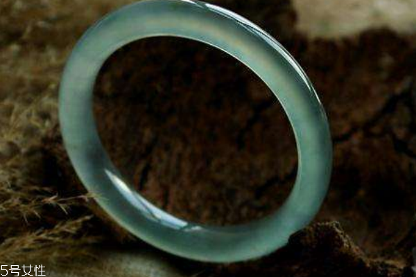 晴水翡翠手鐲價格 上千元起步