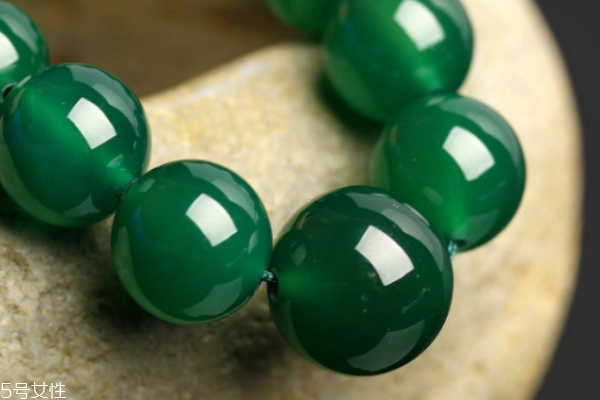 綠瑪瑙的功效與作用 有很大靈性 綠瑪瑙的功效與作用 有很大靈性