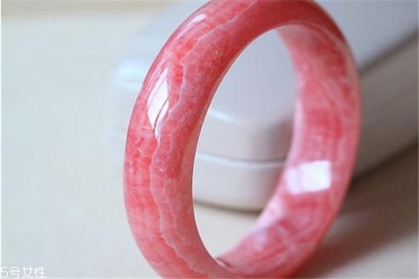 紅紋石適合什么人佩戴 對壓抑人群幫助大 紅紋石適合什么人佩戴 對壓抑人群幫助大