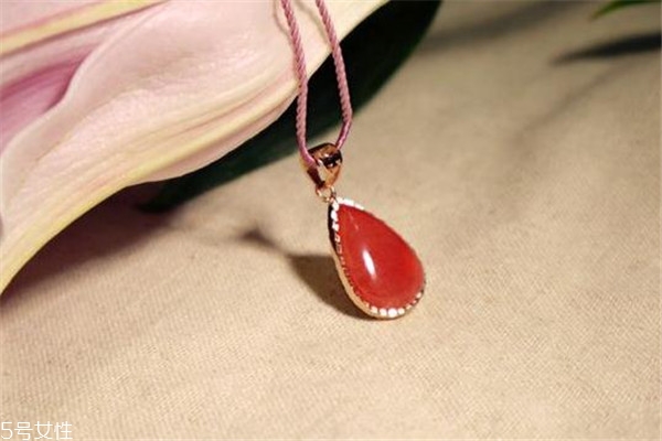 紅紋石適合什么人佩戴 對壓抑人群幫助大 紅紋石適合什么人佩戴 對壓抑人群幫助大