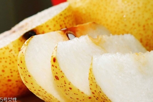 雪梨為什么有綠色的 可能是沒成熟的 雪梨為什么有綠色的 可能是沒成熟的