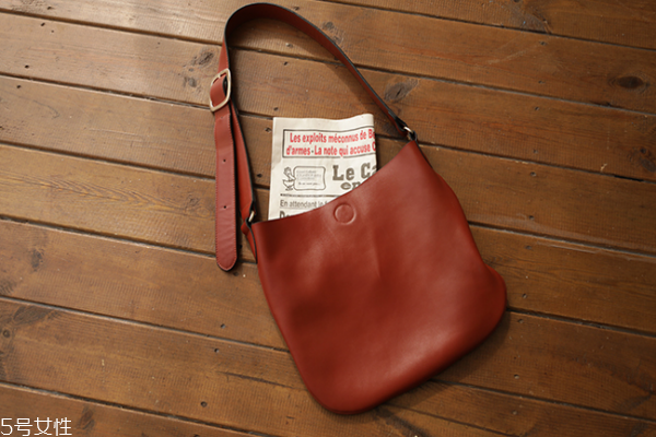 皮包可以用鞋油擦嗎 并不適合 皮包可以用鞋油擦嗎 并不適合