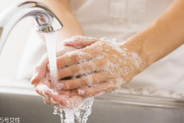 泡沫洗手液和普通洗手液哪個(gè)好 3步挑對(duì)洗手液