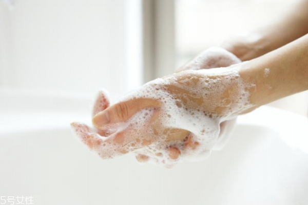 泡沫洗手液和普通洗手液哪個(gè)好 3步挑對(duì)洗手液