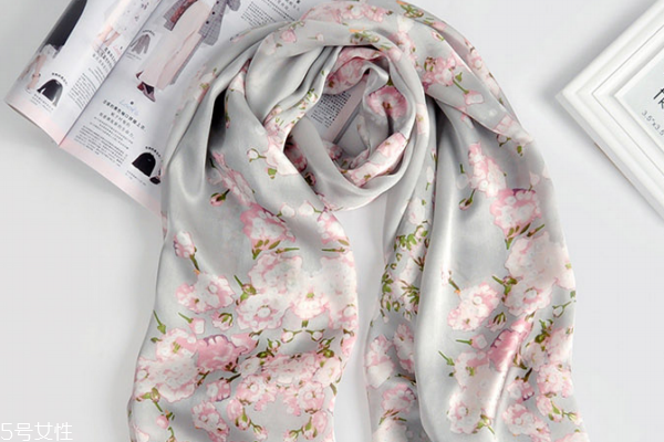 真絲圍巾什么牌子好 認(rèn)準(zhǔn)這些品牌 真絲圍巾什么牌子好 認(rèn)準(zhǔn)這些品牌