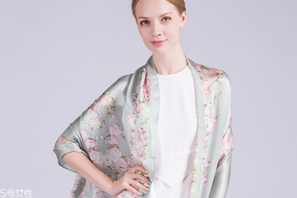 真絲圍巾什么牌子好 認(rèn)準(zhǔn)這些品牌 真絲圍巾什么牌子好 認(rèn)準(zhǔn)這些品牌