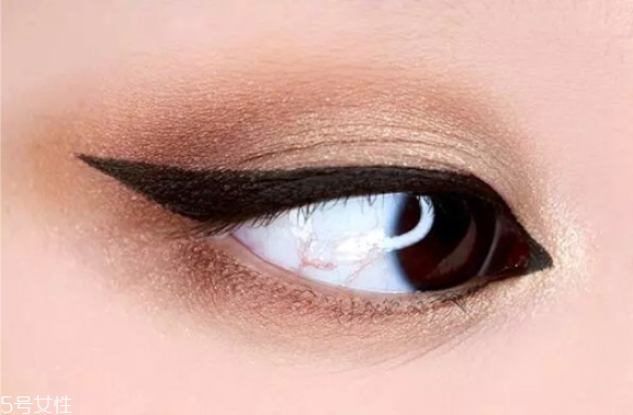 歐美妝容的步驟圖解 藍(lán)色煙熏妝讓你驚艷全場 歐美妝容的步驟圖解 藍(lán)色煙熏妝讓你驚艷全場