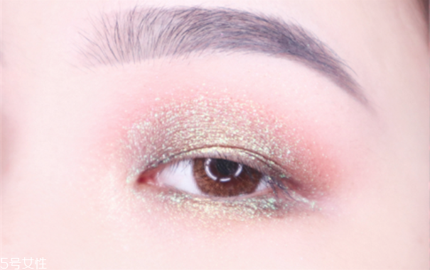 歐美妝容的步驟圖解 藍(lán)色煙熏妝讓你驚艷全場 歐美妝容的步驟圖解 藍(lán)色煙熏妝讓你驚艷全場