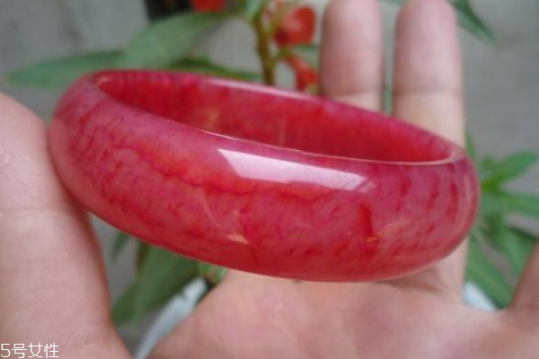 雞血石手鐲真假鑒定 從這幾點(diǎn)來看 雞血石手鐲真假鑒定 從這幾點(diǎn)來看