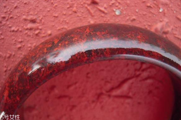 雞血石手鐲真假鑒定 從這幾點(diǎn)來看 雞血石手鐲真假鑒定 從這幾點(diǎn)來看