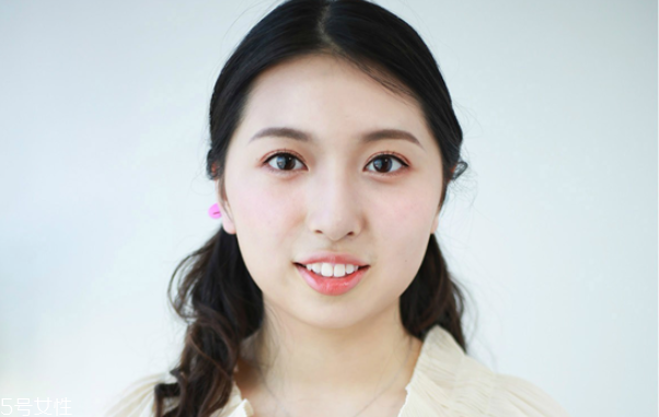 元旦約會妝容步驟畫法 優(yōu)雅又有女人味 元旦約會妝容步驟畫法 優(yōu)雅又有女人味