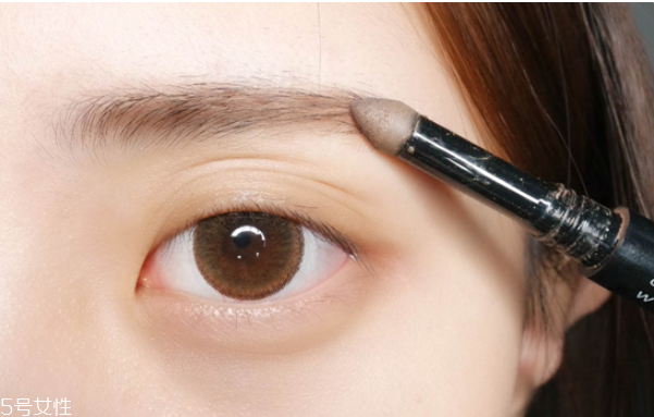 元旦約會妝容步驟畫法 優(yōu)雅又有女人味 元旦約會妝容步驟畫法 優(yōu)雅又有女人味