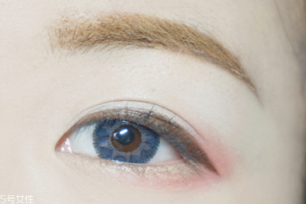 原宿妝怎么化 日系復(fù)古紅唇小惡魔妝容 原宿妝怎么化 日系復(fù)古紅唇小惡魔妝容