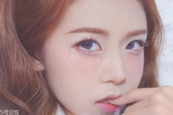 原宿妝怎么化 日系復(fù)古紅唇小惡魔妝容 原宿妝怎么化 日系復(fù)古紅唇小惡魔妝容