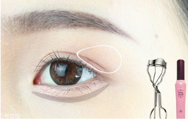 原宿妝怎么化 日系復(fù)古紅唇小惡魔妝容 原宿妝怎么化 日系復(fù)古紅唇小惡魔妝容