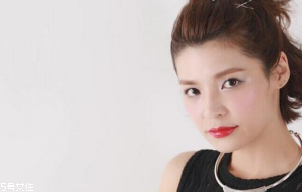 原宿妝怎么化 日系復(fù)古紅唇小惡魔妝容 原宿妝怎么化 日系復(fù)古紅唇小惡魔妝容