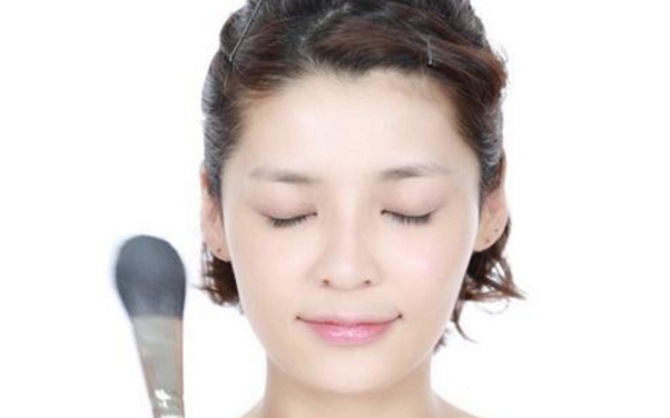 原宿妝怎么化 日系復(fù)古紅唇小惡魔妝容 原宿妝怎么化 日系復(fù)古紅唇小惡魔妝容