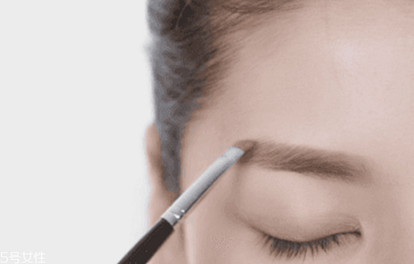 原宿妝怎么化 日系復(fù)古紅唇小惡魔妝容 原宿妝怎么化 日系復(fù)古紅唇小惡魔妝容